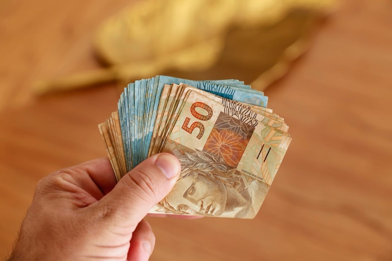 Checkout Lines and Boom Times: How the 1990s Changed the Way We Earned and Spent