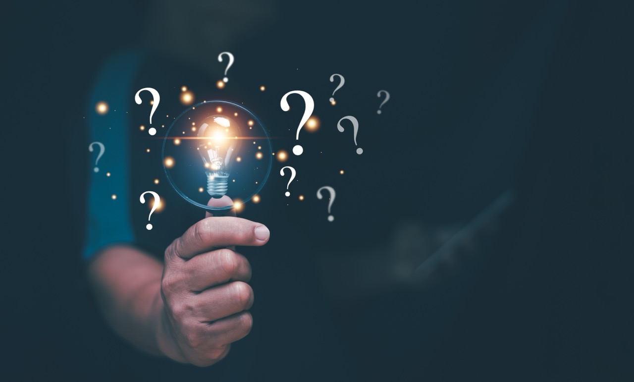 Spotlight Minds and Moments: How Famous Names and Small Facts Stick