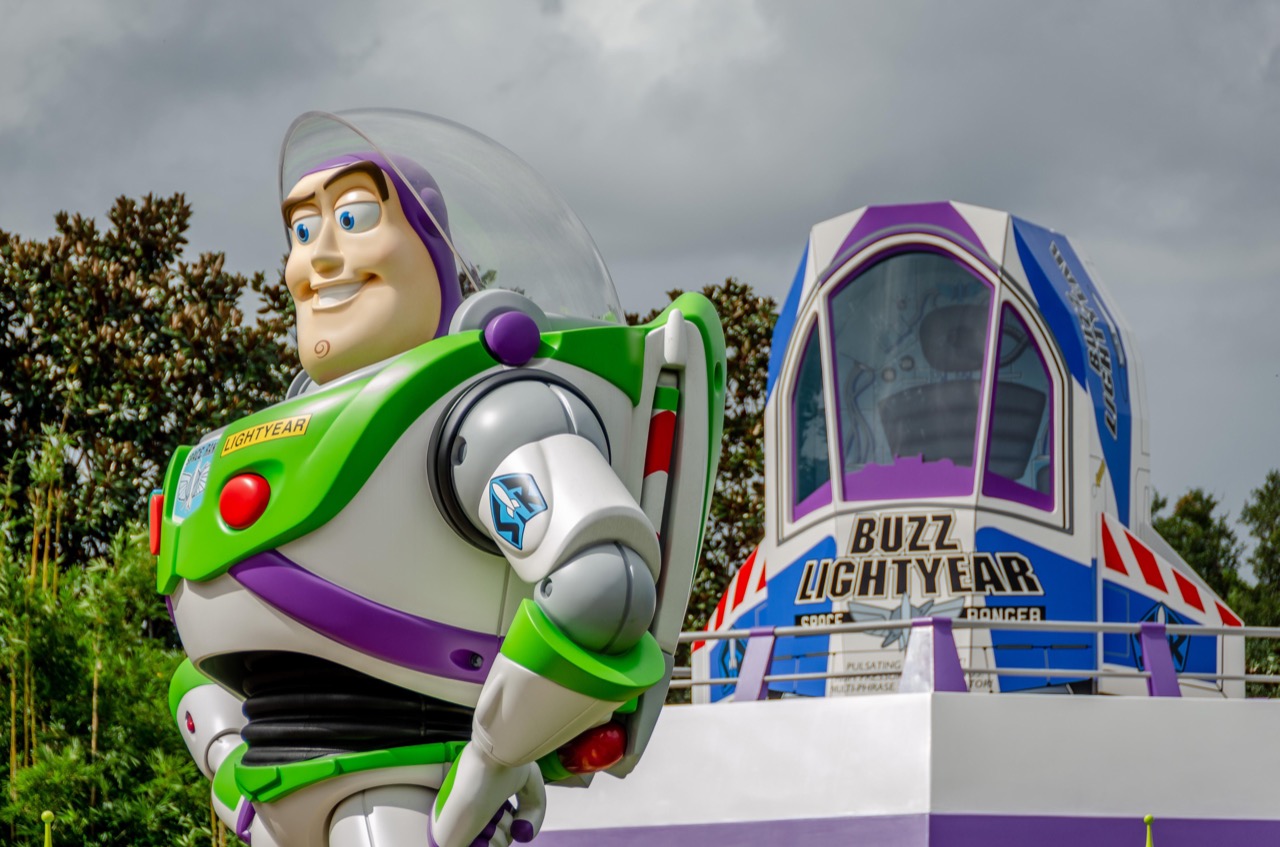 https://www.reddit.com/r/WaltDisneyWorld/comments/eowe5b/buzz_lightyear_looking_heroic/